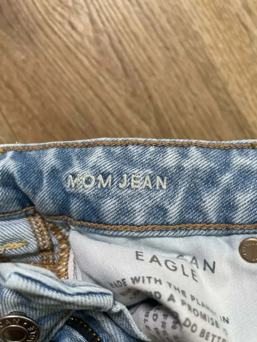 American Eagle Outfitters Light Wash High Rise Mom Jean Size 000 Short